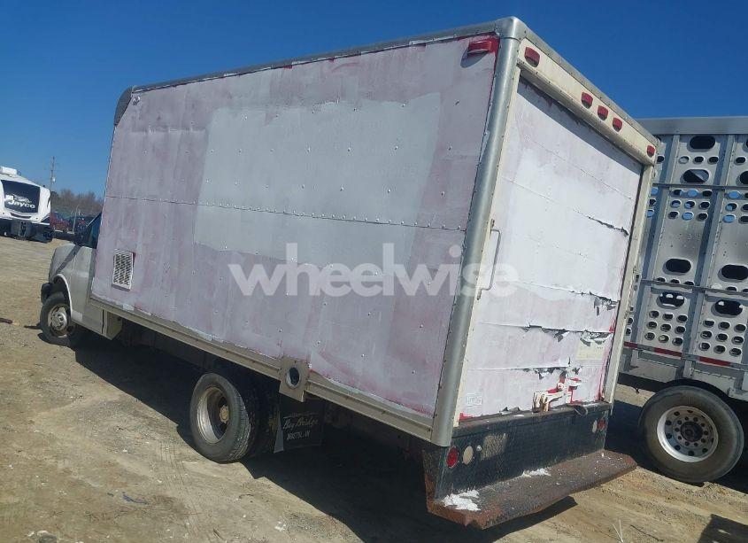 Photo 3 of 2005 Chevrolet Express CUTAWAY BASE W/C7A (VIN 1GBJG31U951254007)