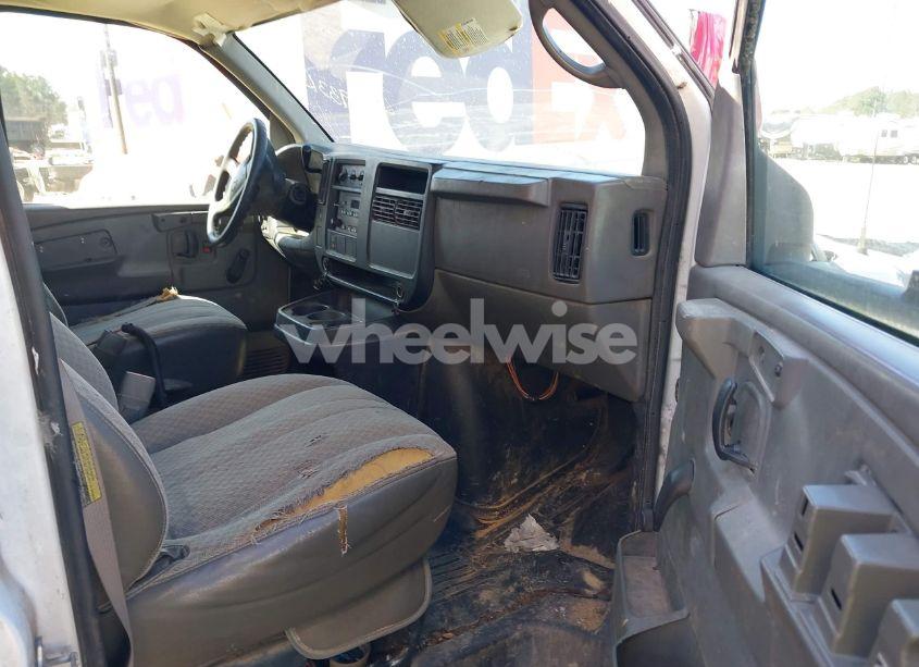 Photo 7 of 2005 Chevrolet Express CUTAWAY BASE W/C7A (VIN 1GBJG31U951254007)