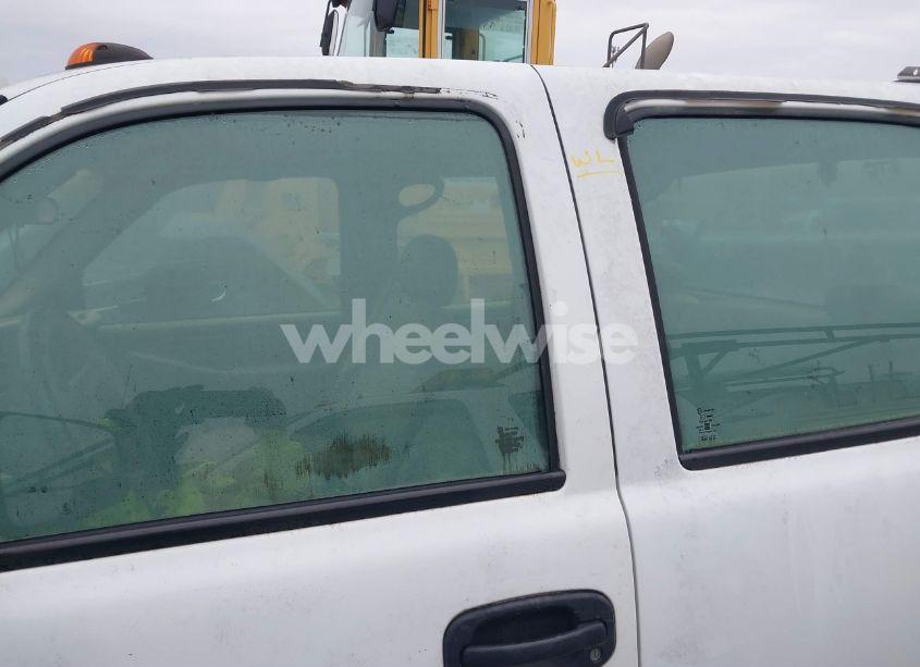 Photo 12 of 2001 Chevrolet Silverado K3500 (VIN 1GBJK33101F186355)