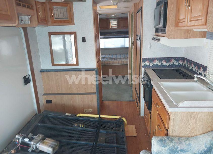 Photo 8 of 1997 Chevrolet P30 (VIN 1GBKP37J7V3316221)