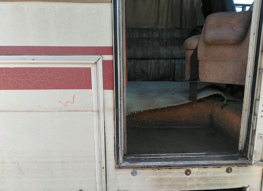 Photo 6 of 1990 Fleetwood Sp30 (VIN 1GBKP37N0L3314200)