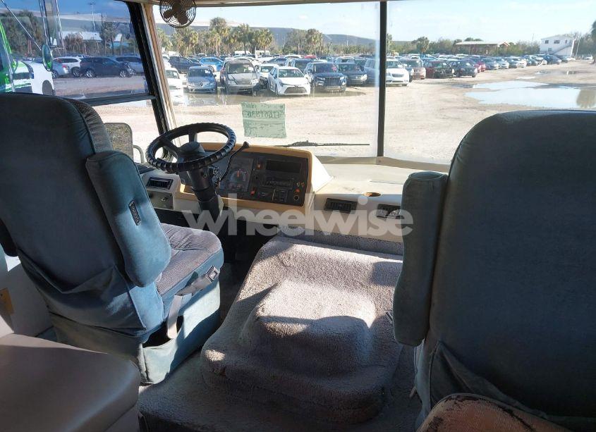 Photo 5 of 1992 Chevrolet P30 (VIN 1GBKP37N1N3322020)