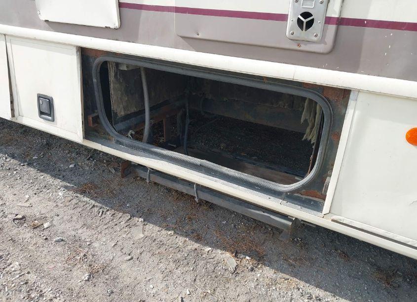 Photo 14 of 1995 Chevrolet P30 (VIN 1GBKP37N9S3320382)