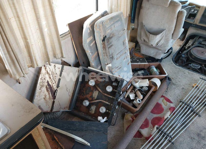 Photo 12 of 1988 Chevrolet P30 (VIN 1GBKP37W2J3300840)