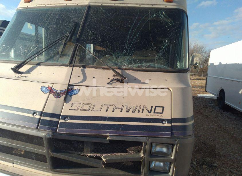 Photo 13 of 1985 Chevrolet P30 (VIN 1GBKP37W6F3303683)