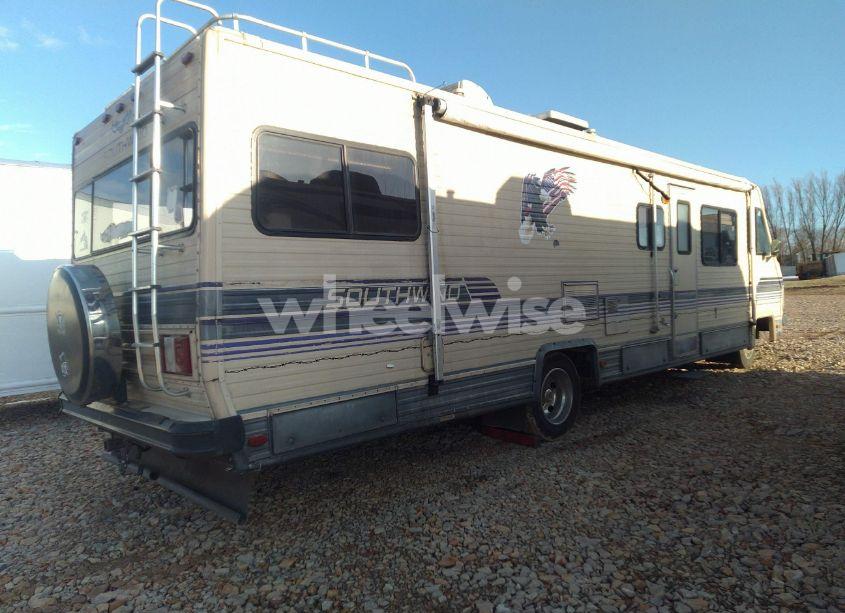 Photo 4 of 1985 Chevrolet P30 (VIN 1GBKP37W6F3303683)