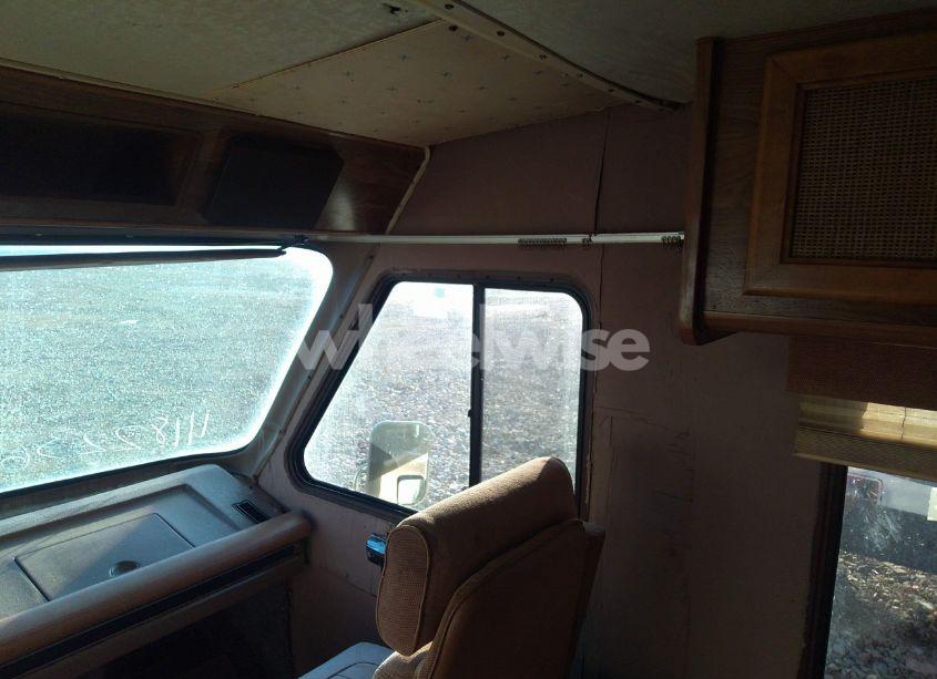 Photo 6 of 1985 Chevrolet P30 (VIN 1GBKP37W6F3303683)