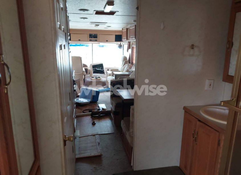 Photo 8 of 1998 Chevrolet P30 (VIN 1GBLP37J0W3306748)