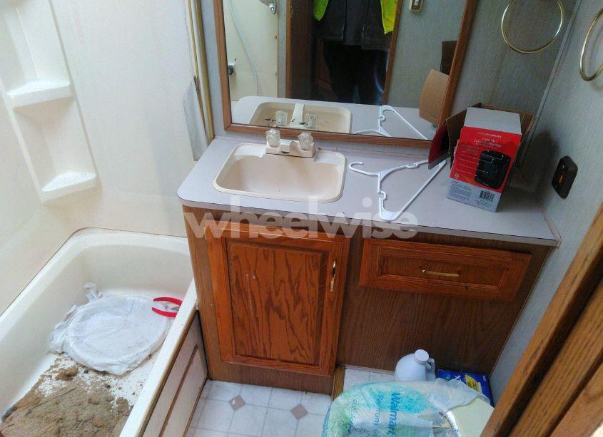 Photo 13 of 1996 Chevrolet P30 (VIN 1GBLP37J1T3303904)