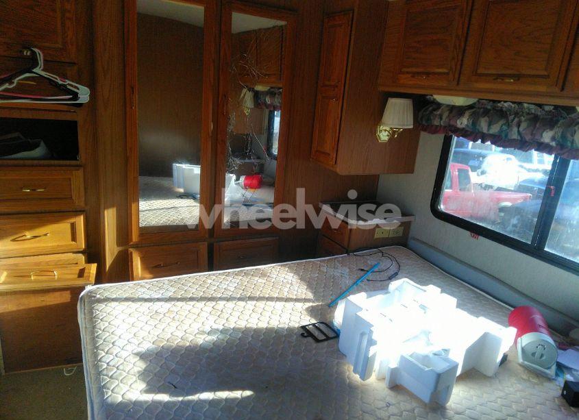 Photo 14 of 1996 Chevrolet P30 (VIN 1GBLP37J1T3303904)