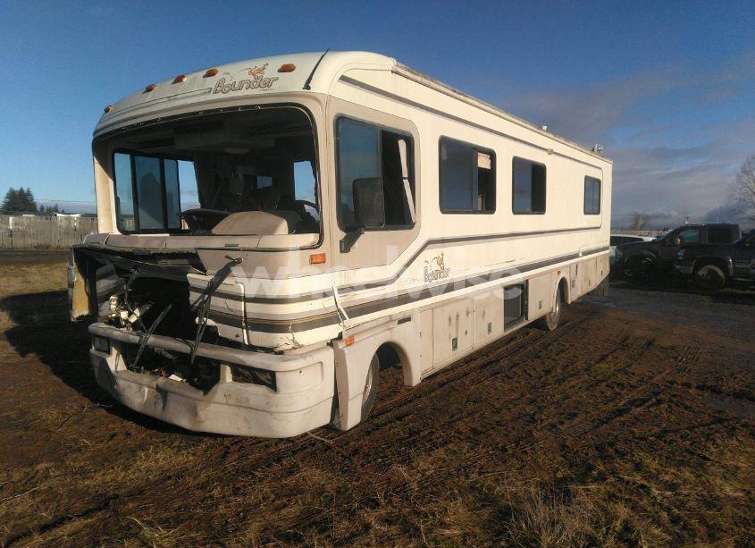 Photo 2 of 1996 Chevrolet P30 (VIN 1GBLP37J1T3303904)