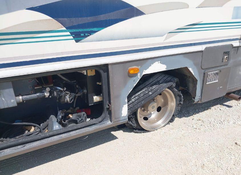 Photo 6 of 1996 Chevrolet P30 (VIN 1GBLP37J3T3317688)