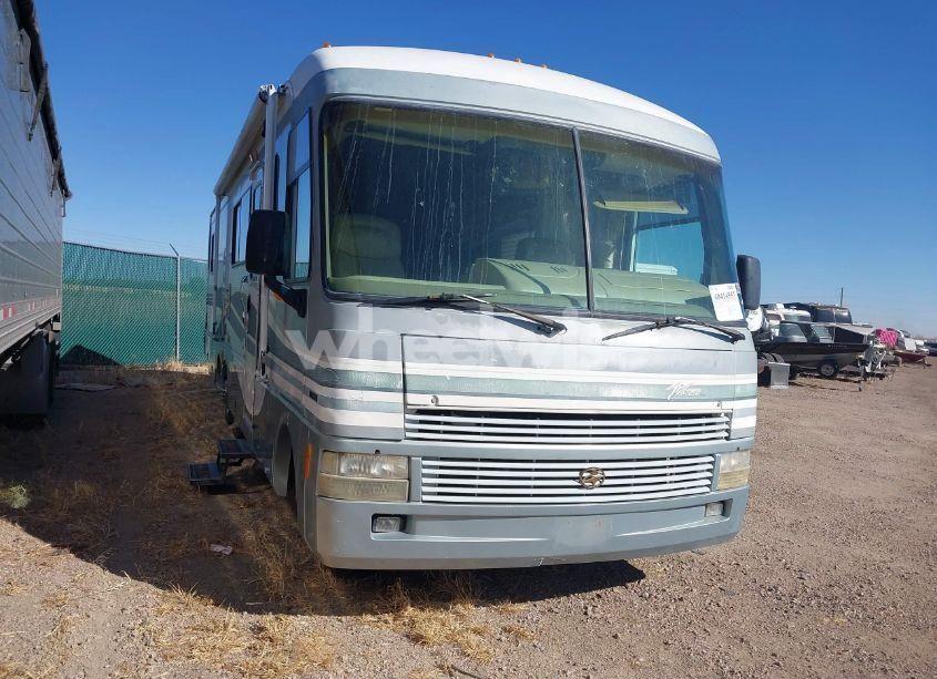 1998 Chevrolet P30 (VIN 1GBLP37J5W3308009) main photo