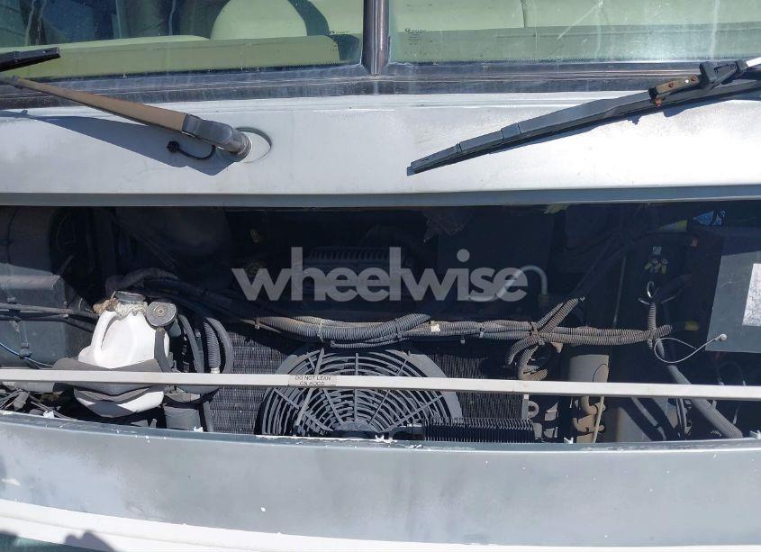 Photo 10 of 1998 Chevrolet P30 (VIN 1GBLP37J5W3308009)