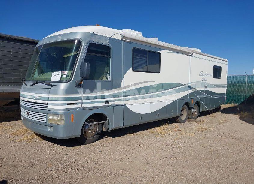 Photo 2 of 1998 Chevrolet P30 (VIN 1GBLP37J5W3308009)