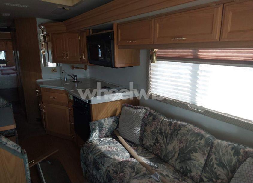 Photo 5 of 1998 Chevrolet P30 (VIN 1GBLP37J5W3308009)