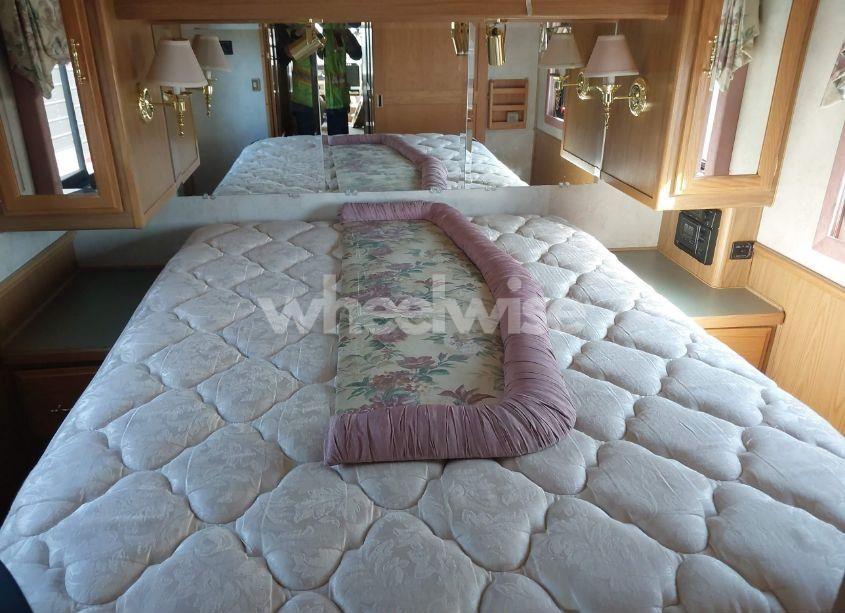 Photo 8 of 1998 Chevrolet P30 (VIN 1GBLP37J5W3308009)