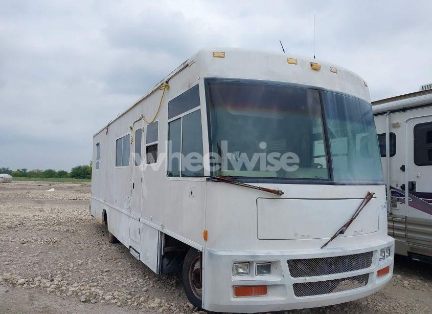 1999 Chevrolet P30 (VIN 1GBLP37J7W3316791) main photo