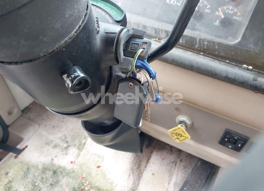 Photo 11 of 1999 Chevrolet P30 (VIN 1GBLP37J7W3316791)