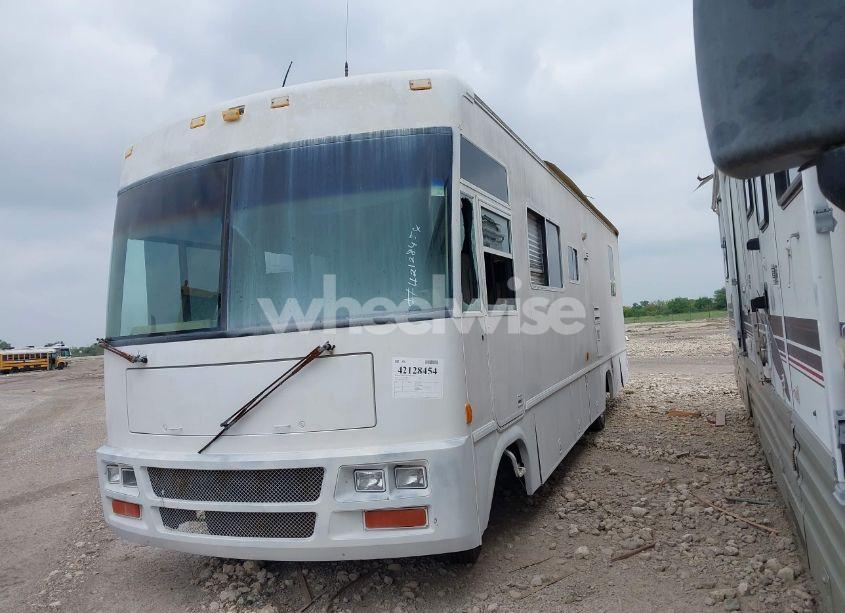 Photo 2 of 1999 Chevrolet P30 (VIN 1GBLP37J7W3316791)