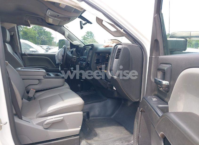 Photo 5 of 2018 Chevrolet Silverado 2500HD WT (VIN 1GC1KUEGXJF221101)