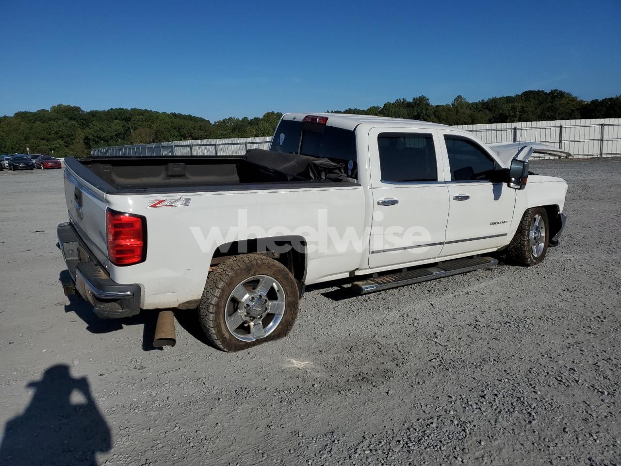 Photo 3 of 2016 CHEVROLET SILVERADO K2500 HEAVY DUTY LTZ (VIN 1GC1KWE86GF101440)