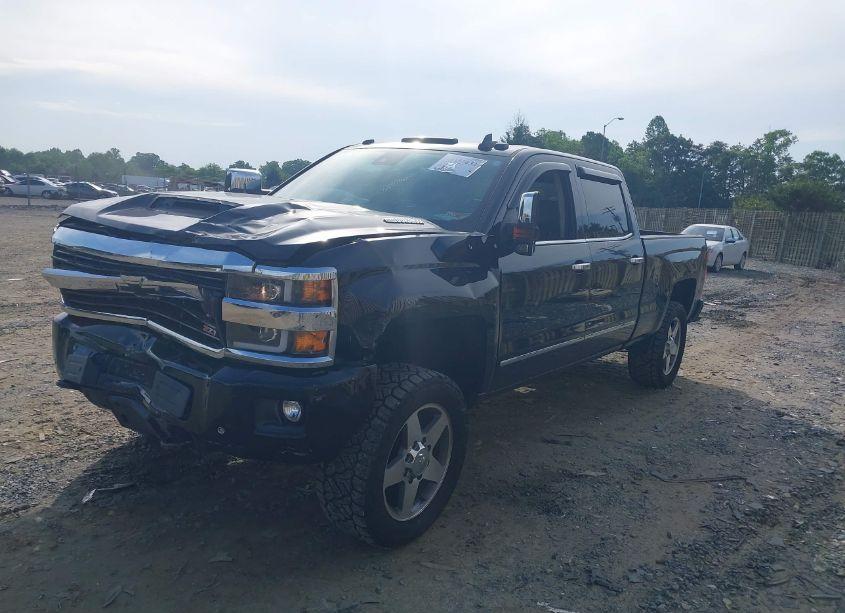 Photo 2 of 2017 Chevrolet Silverado 2500HD LTZ (VIN 1GC1KWEY0HF105646)