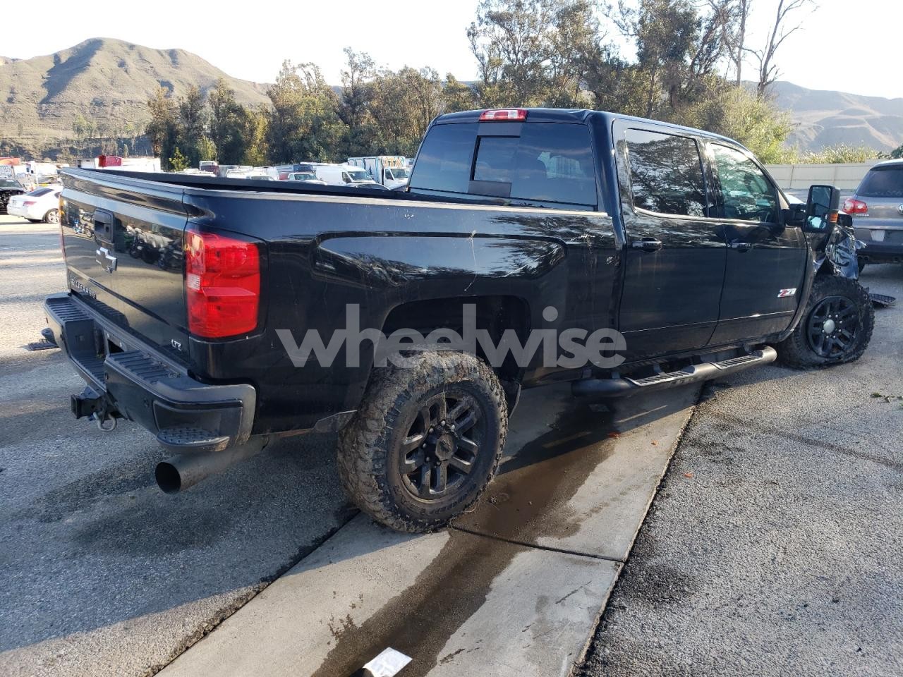 Photo 3 of 2017 CHEVROLET SILVERADO K2500 HEAVY DUTY LTZ (VIN 1GC1KWEYXHF206435)