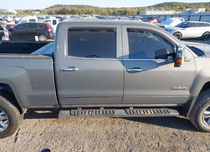 Photo 13 of 2017 Chevrolet Silverado 2500HD HIGH COUNTRY (VIN 1GC1KXEG0HF191117)