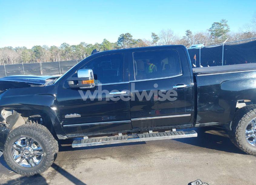 Photo 14 of 2018 Chevrolet Silverado 2500HD HIGH COUNTRY (VIN 1GC1KXEY3JF221340)