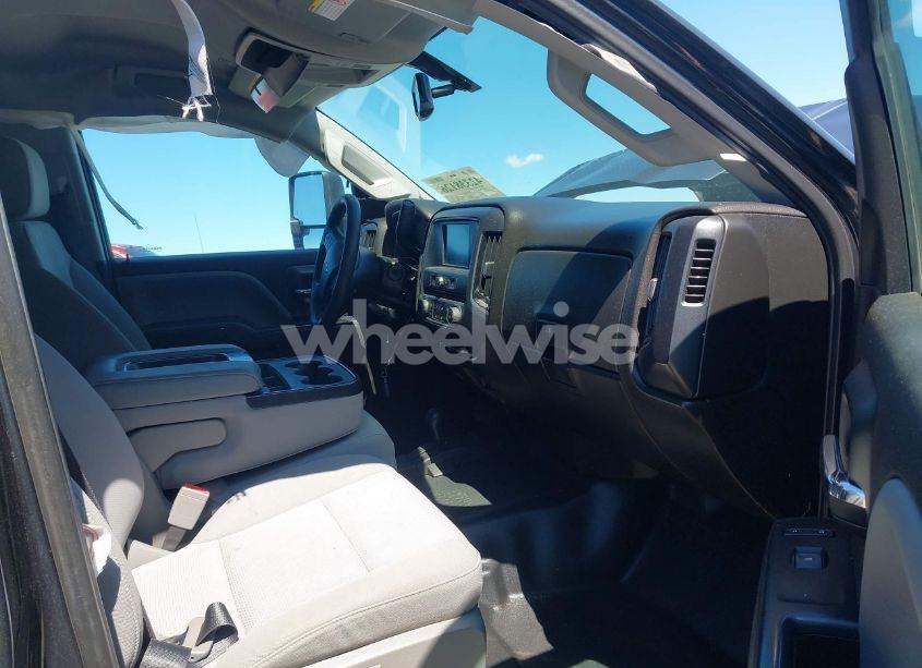 Photo 5 of 2018 Chevrolet Silverado 2500HD WT (VIN 1GC2KUEG1JZ161390)