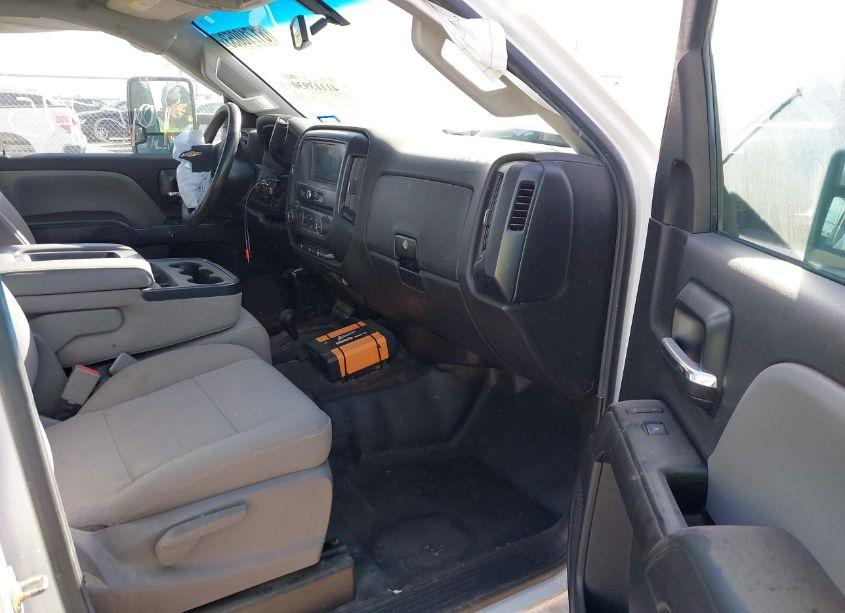 Photo 5 of 2018 Chevrolet Silverado 2500HD WT (VIN 1GC2KUEGXJZ227161)