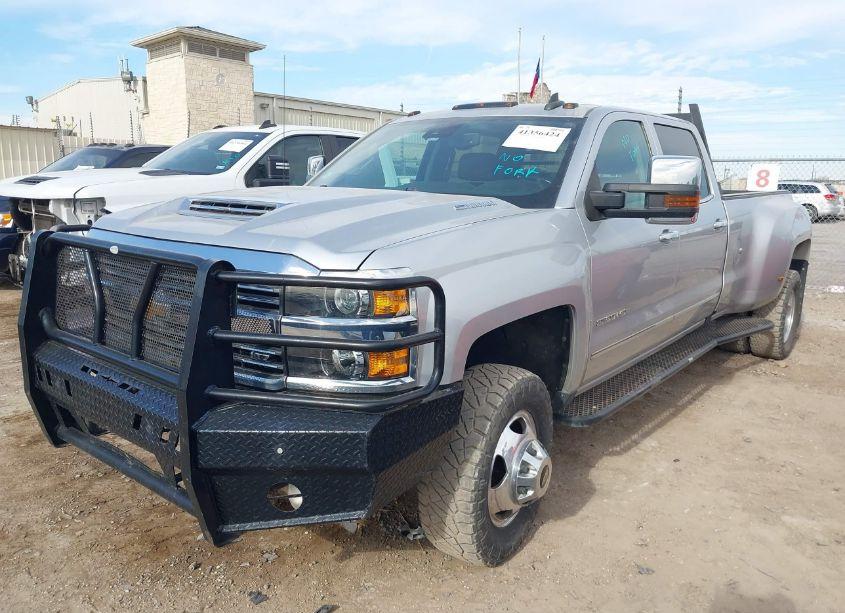 Photo 2 of 2018 Chevrolet Silverado 3500HD LTZ (VIN 1GC4K0EY0JF211692)