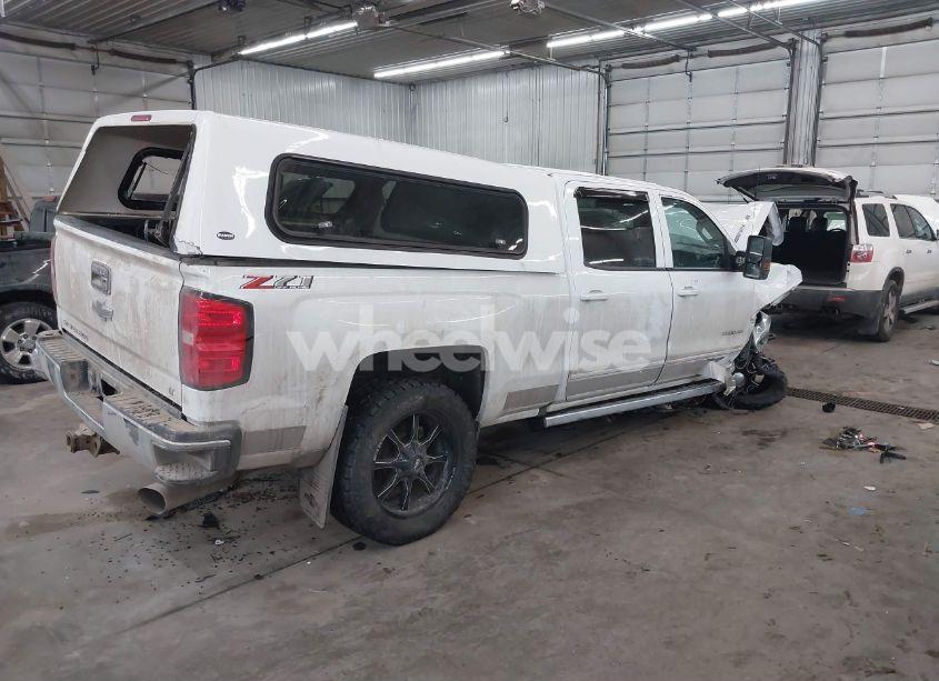 Photo 4 of 2018 Chevrolet Silverado 3500HD LT (VIN 1GC4KZCY0JF213725)