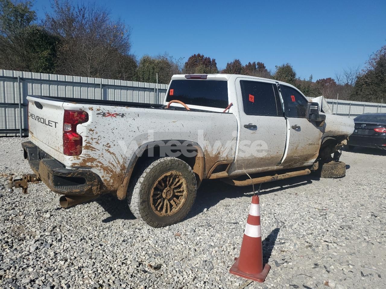 Photo 3 of 2020 CHEVROLET SILVERADO K2500 HEAVY DUTY (VIN 1GC4YLEY0LF112339)