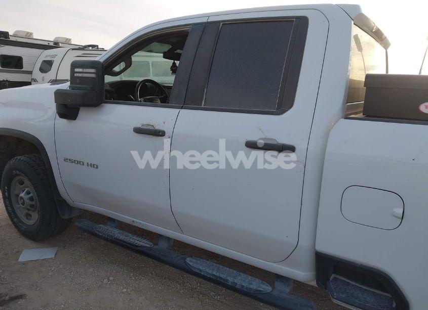 Photo 3 of 2020 Chevrolet Silverado 2500HD 4WD DOUBLE CAB STANDARD BED WT (VIN 1GC5YLE72LF225737)