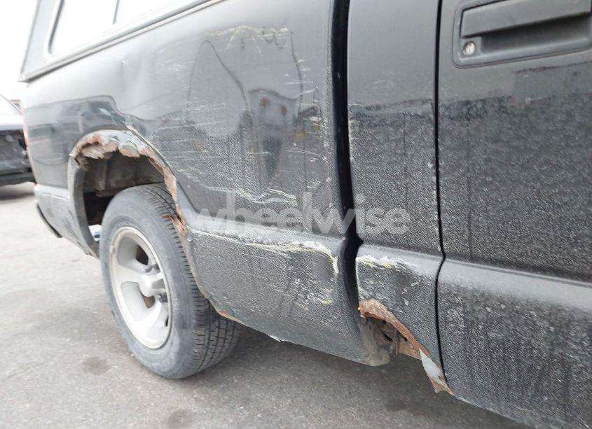 Photo 12 of 1999 Chevrolet S-10 LS (VIN 1GCCS1440X8138336)