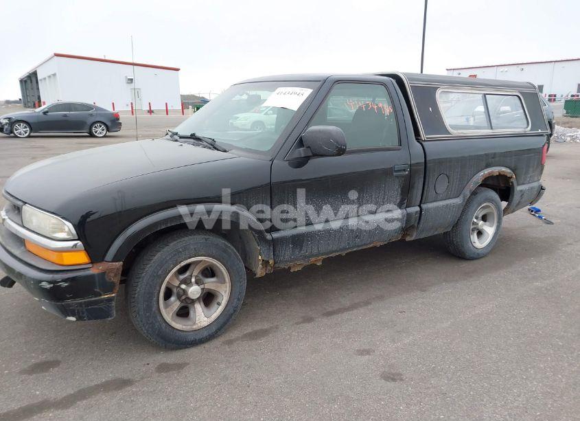 Photo 2 of 1999 Chevrolet S-10 LS (VIN 1GCCS1440X8138336)