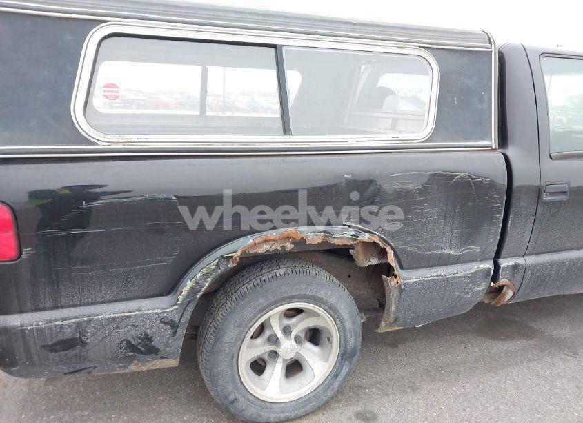 Photo 6 of 1999 Chevrolet S-10 LS (VIN 1GCCS1440X8138336)