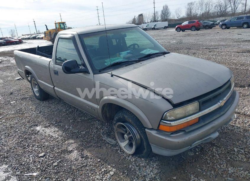 1998 Chevrolet S-10 LS FLEETSIDE (VIN 1GCCS1441WK232761) main photo