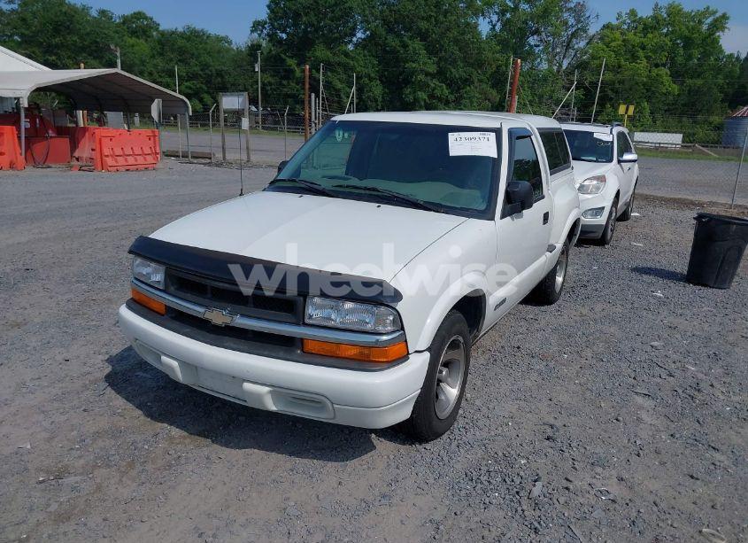 Photo 2 of 2000 Chevrolet S-10 LS (VIN 1GCCS1441Y8182038)