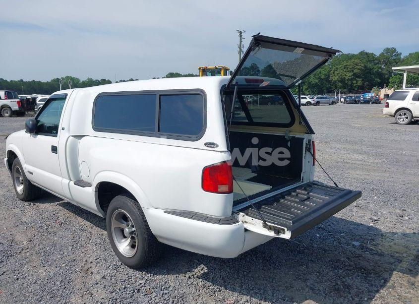 Photo 3 of 2000 Chevrolet S-10 LS (VIN 1GCCS1441Y8182038)