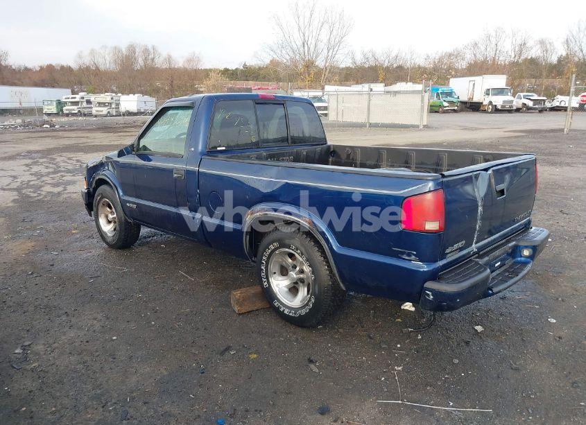Photo 3 of 2000 Chevrolet S-10 LS (VIN 1GCCS1441YK185069)