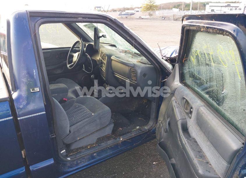 Photo 5 of 2000 Chevrolet S-10 LS (VIN 1GCCS1441YK185069)