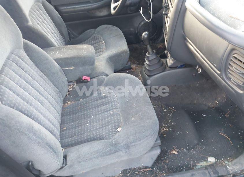 Photo 8 of 2000 Chevrolet S-10 LS (VIN 1GCCS1441YK185069)