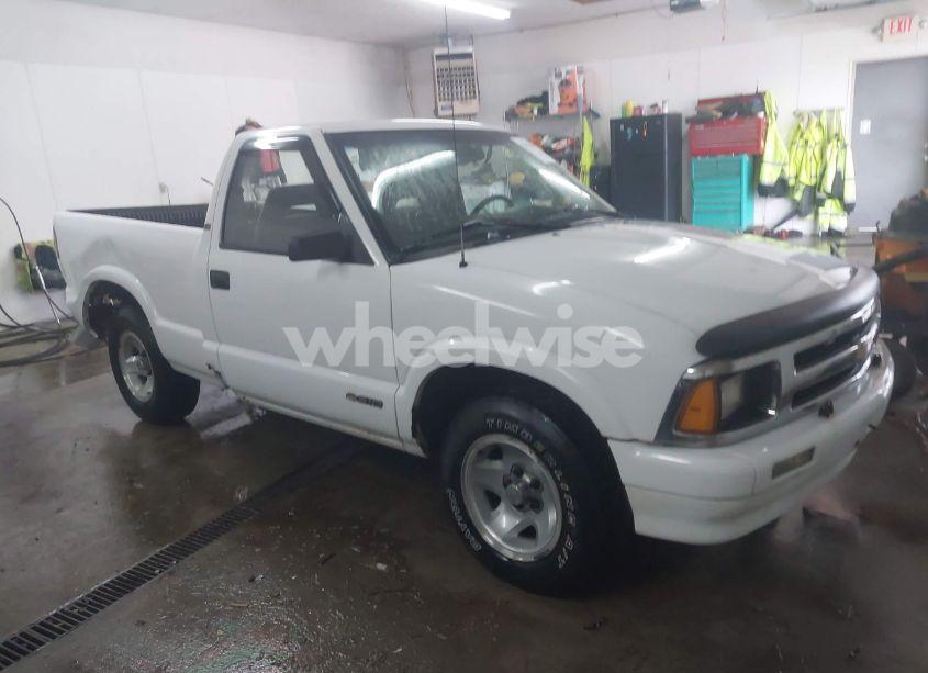 1997 Chevrolet S-10 LS FLEETSIDE (VIN 1GCCS1442V8114892) main photo