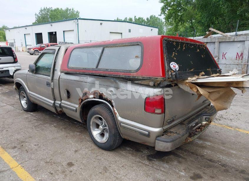 Photo 3 of 1999 Chevrolet S-10 LS (VIN 1GCCS1442X8159401)