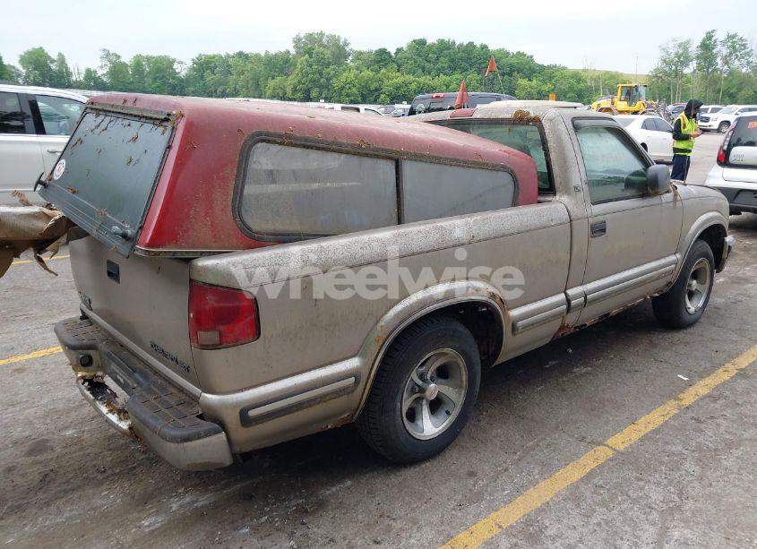 Photo 4 of 1999 Chevrolet S-10 LS (VIN 1GCCS1442X8159401)