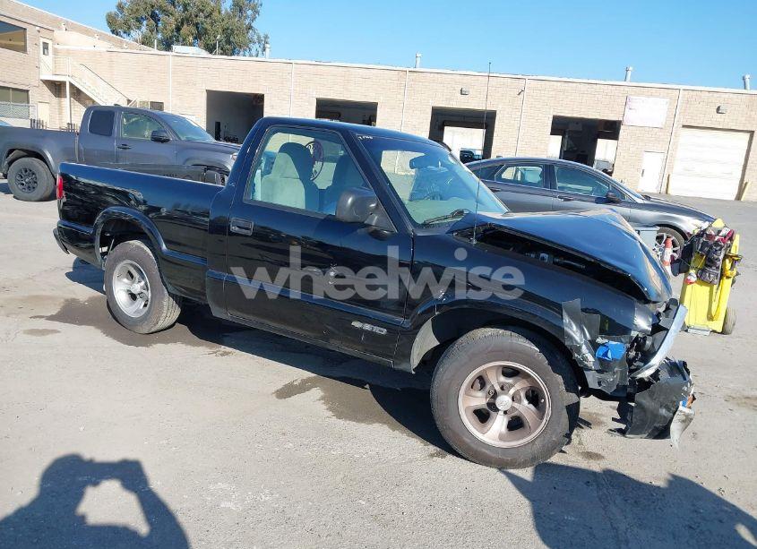 1999 Chevrolet S-10 LS (VIN 1GCCS1443X8142025) main photo
