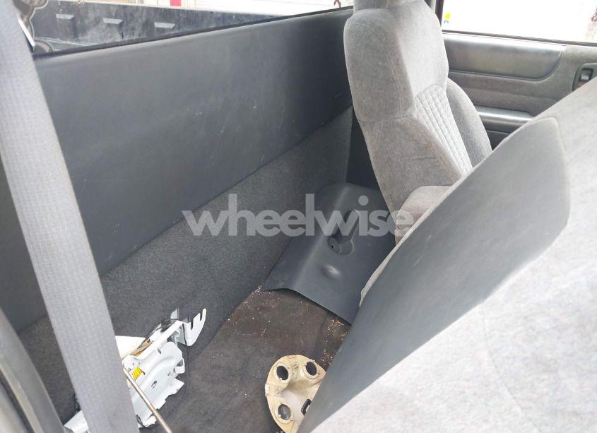 Photo 8 of 2000 Chevrolet S-10 LS (VIN 1GCCS1444YK101486)